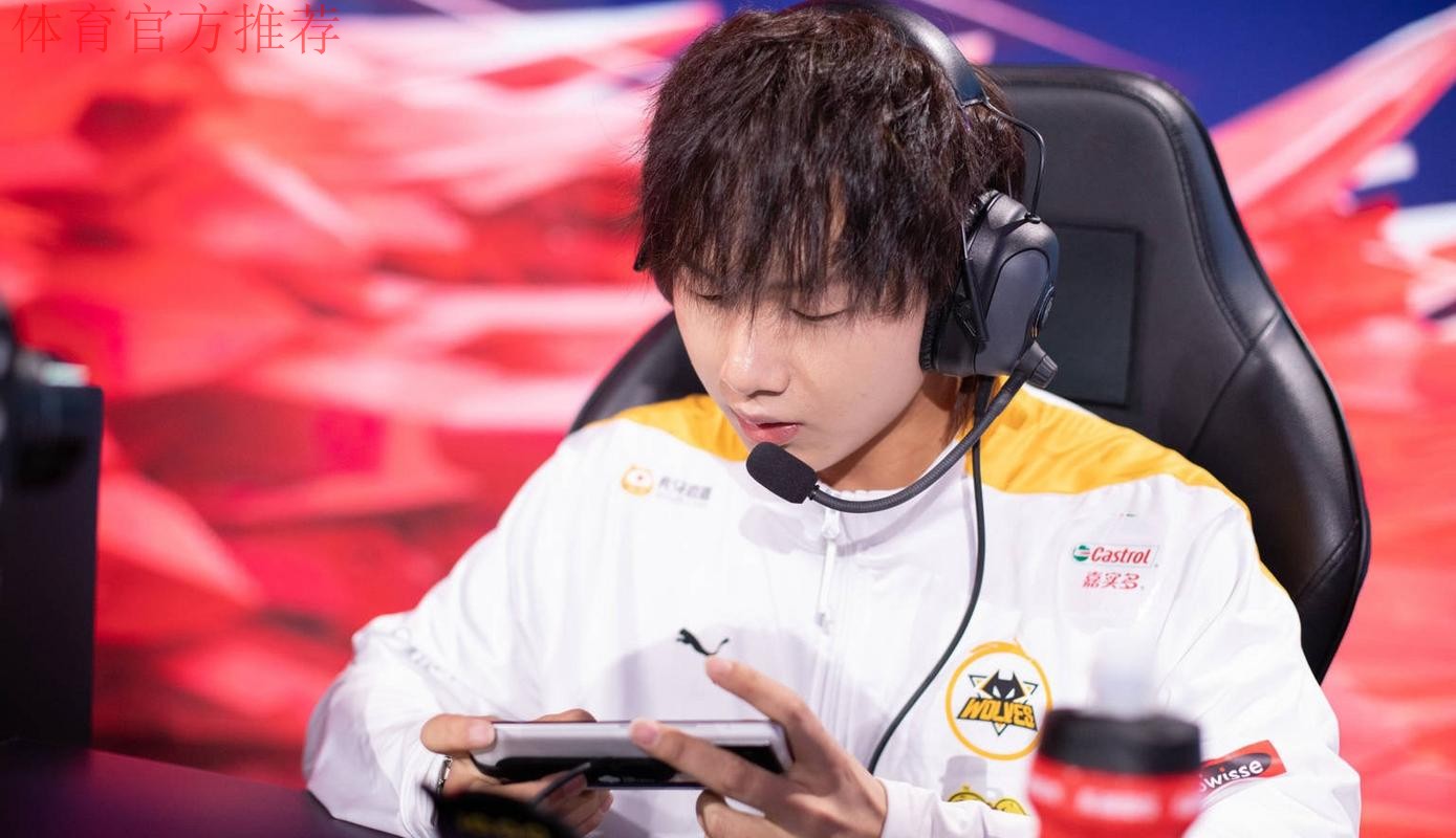 【直播】Fly在AG直播：过几天狼队会叫人来帮拍视频，狼队菲姐帮了很多